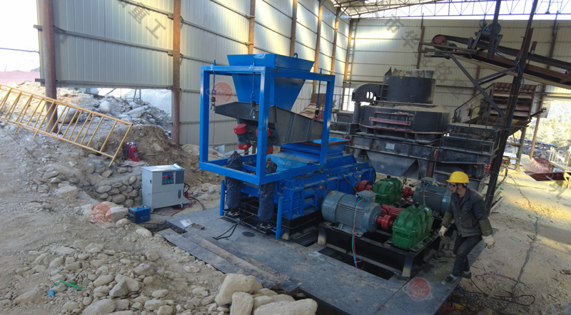 華盛銘1212型全液壓對輥制砂機(jī)一臺(tái)多少錢？