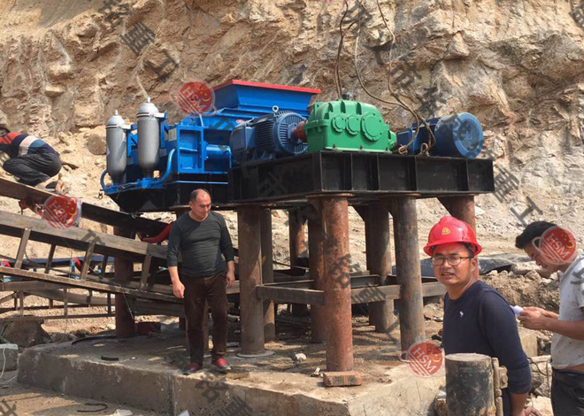 大型液壓對輥制砂機現場展示